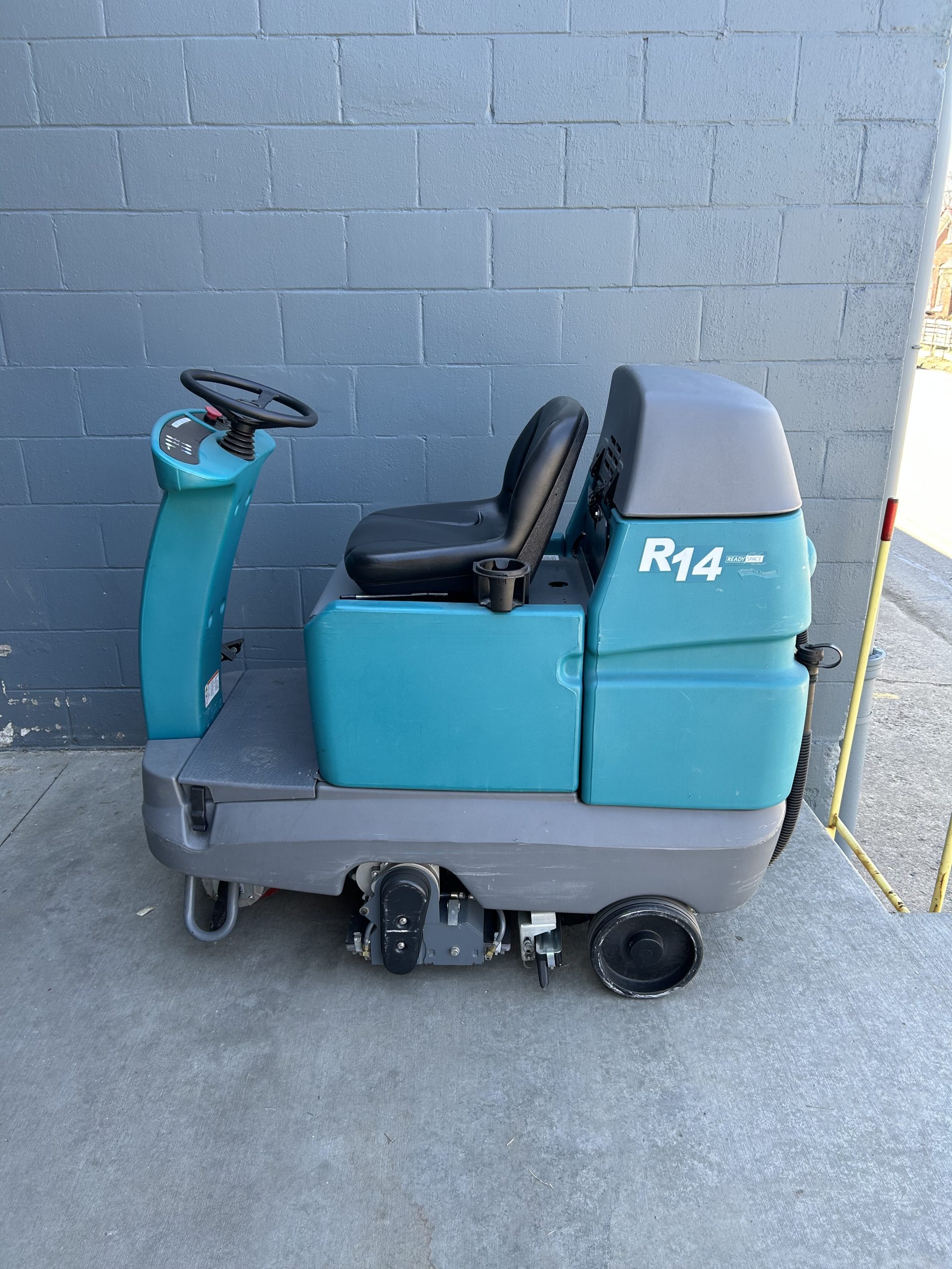 Tennant R14 Rider Carpet Cleaner 28 - Leonard Brush & Chemical